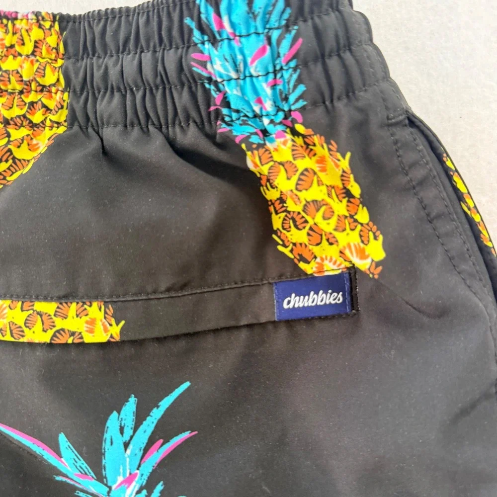 Chubbies Mens XL Swim Trunks Black Pineapple Print 5.5